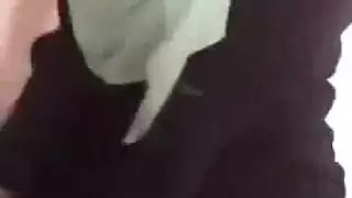 مراهقة عربية محجبة تأخذ قضيب السيد القاسي في شقة خاصة