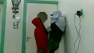 صفقات بيت الدعارة: فتيات محجبات يساومن على القضيب