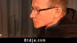 ديوث رجل ينيك زوجته امامه ثم ينيكه