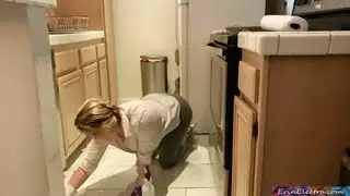 زوجة الأب الإباحية: تتعثر بالصدفة لجنس شرجي محرم