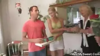 عاهرة في أنبوب الإباحية تشارك في جلسة جماعية خشنة