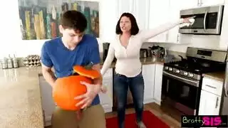 صديقة زوجة الأب تنضم لجلسة إباحية مع ابن الزوج