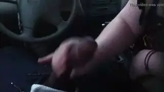 قيادة مع بلع عميق: فتاة تحب الزب تبلع كل بوصة في السيارة