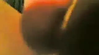 مؤخرة الزوجة الخائنة الكبيرة: جلسة جنس صريح عارية في سرير عشيقها