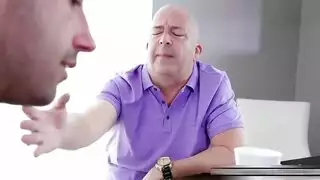 فتاة آسيوية إكس إكس إكس تركب قضيبًا قاسيًا في مشهد صريح