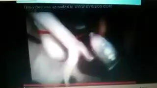 رجل بيتزا أكبر يتم تعليمه من قبل رجلين مثارين