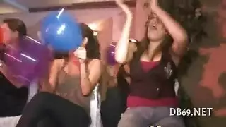 أحب أن أرى زوجتي الشبقية تختنق بقضيب أسود سميك