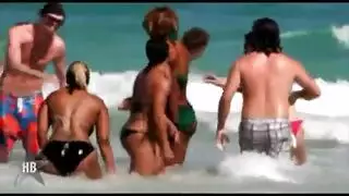 أثداء ضخمة ومؤخرة كبيرة ترتد على قضيب إباحي سمين