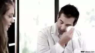 زيارة عيادة ساخنة: الطبيب يمارس الجنس مع مشكلة فرج المريضة الضيق