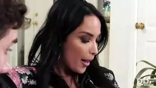 امرأة ناضجة متموجة تستخدم تقاطيرها لإغراء شاب نحو اختراق عميق