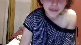 فيديو استمناء إباحي: فتاة سمراء ساخنة تمارس الجنس مع نفسها بلعبة