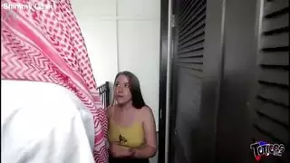 الاب يسكب الماء على ابنته ويلعب في صدرها وينيكها