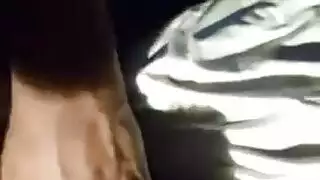 لقطات سرية: فتاة هورني تستمتع بعنف بالاستمناء أمام الكاميرا