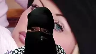 عاهرة كبيرة تغوي صديق ابنها من أجل اختراق مكثف