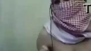 عارضة ويب عربية تفرج فرجها