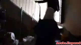 عربية محجبة تبلع زب بعمق في فمها