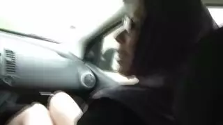 عاهرة ماهرة تُنك بقوة في السيارة جنس صريح