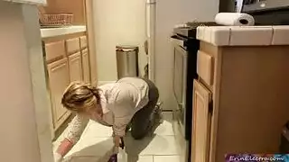 milf تتظاهر بالسقوط وتملأها السائل المنوي