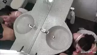 أخ وأخته يمارسان الجنس بشغف في الحمام