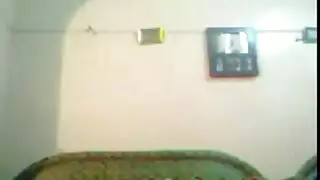 ليلى العربية الشهية تظهر جسدها العاري، تبتل، وتتناول زب كبير