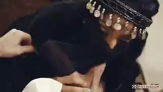 نجمة البورن المحجبة تأخذ سائل الأمير العربي على وجهها وصدرها