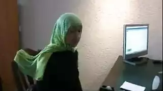 عاهرة محجبة: مثلية محترفة في مشهد ثلاثي بباريس