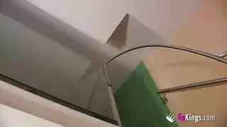 محجبة شهوانية تمص قضيبًا ضخمًا وتنك بقوة