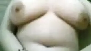 امرأة ناضجة تأخذ قضيب الشاب الصلب