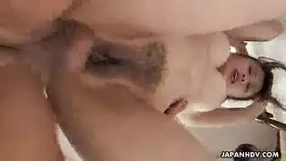 راقصة باليه آسيوية ذات أثداء ضخمة تأخذ قضيبًا قاسيًا في مهبلها الرطب