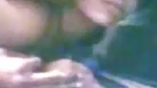 جنس شرجي خشن: فتاة صغيرة تتعرض طيزها للضرب
