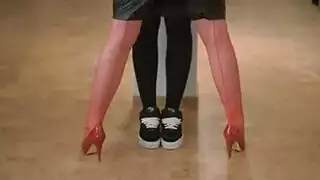 فتاتان مثليتان تمارسان الجنس الشرجي بقضيب مطاطي ضخم