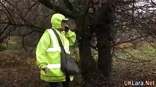 فرق طول كبير في الجنس: فتاة طويلة وعامل قصير