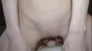 فتاة مفلسة تتنكر كأبيها لممارسة جنس صارم في المنزل