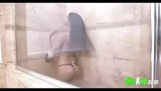 مايا خليفا تتنك من حصان