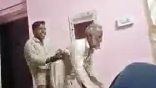 عيل بينيك امه في الجنينه