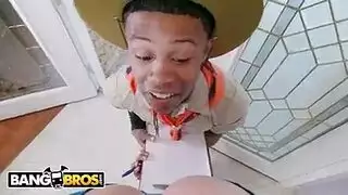 نظاراتها على، زبه خارج: سمراء مفلسة تمص زب رجل متزوج