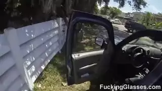 تجمع عائلي يتحول إلى مص وعطاء داخلي بجانب جهاز الألعاب