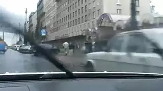 احتفال نيك في الغابة: مراهقة مثيرة تُضرب حتى ينفجر ظهرها