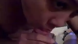 سمراء آسيوية مجبرة على مص قضبان سوداء كبيرة بعمق
