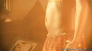 من الرقص الحسي إلى الجنس الشرجي العنيف: مشهد فيكتوريا الإباحي