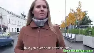 الجنس في السيارة مع فتاة تبقى مع الحيوانات المنوية على كس ضيق ولكن جميلة ولكنها جميلة