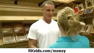 ابن ينيك امه ف المطبخ غصب عنها