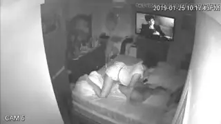 أم عربية ساخنة: كسها المبلل يُدمر بقضيب كبير