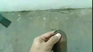 جلسة استمناء خارجية علنية تنتهي بقذف منوي غزير