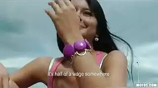 ديوث يهدي زوجته لزنجي ليلعب بصدرها