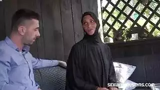 ربة منزل هاربة: محجبة تحصل على جلسة جنس صريح وعنيف