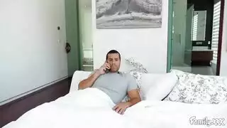 شاهدها تستمتع، ثم أخذها أبي في فعل محارم خام