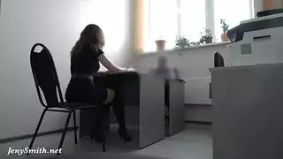 كاميرا تجسس خفية تلتقط طالبة وظيفة سكرتيرة وهي تُملأ