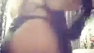 عربية مثيرة في ملابس داخلية: كس مفتوح وإدخال لعبة