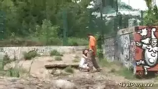 جنس جماعي في حديقة الحيوانات العامة: شباب ألمان يمارسون الجنس في الخارج مثل الحيوانات